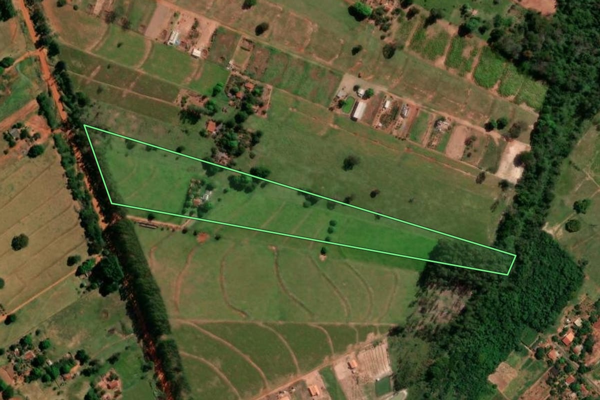 Imagem de satélite do imóvel rural em Icaraíma (PR), com o contorno declarado no CAR desenhado por cima.
