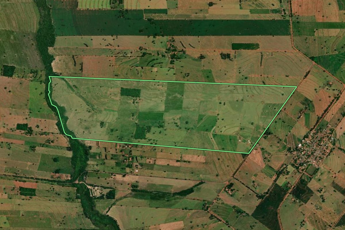 Imagem de satélite do imóvel rural em Icaraíma (PR), com o contorno declarado no CAR desenhado por cima.