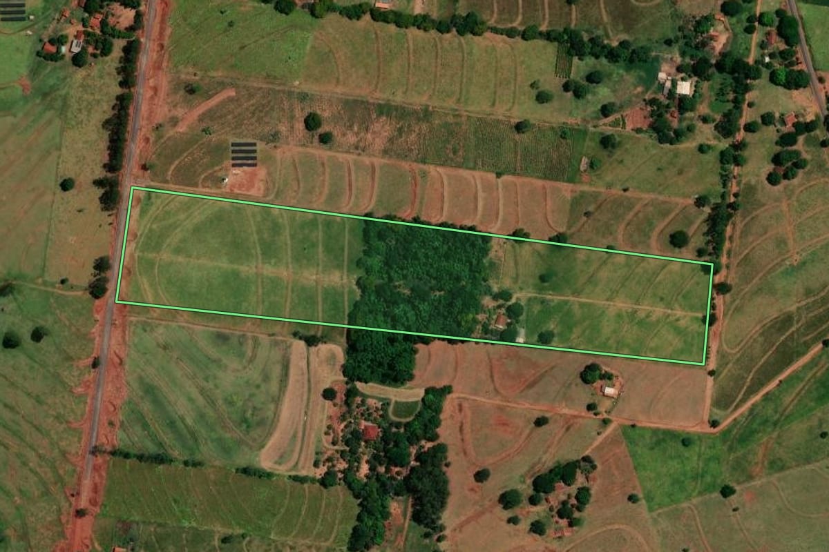 Imagem de satélite do imóvel rural em Icaraíma (PR), com o contorno declarado no CAR desenhado por cima.