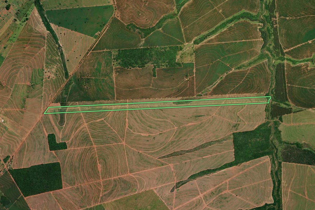 Imagem de satélite do imóvel rural em Icaraíma (PR), com o contorno declarado no CAR desenhado por cima.