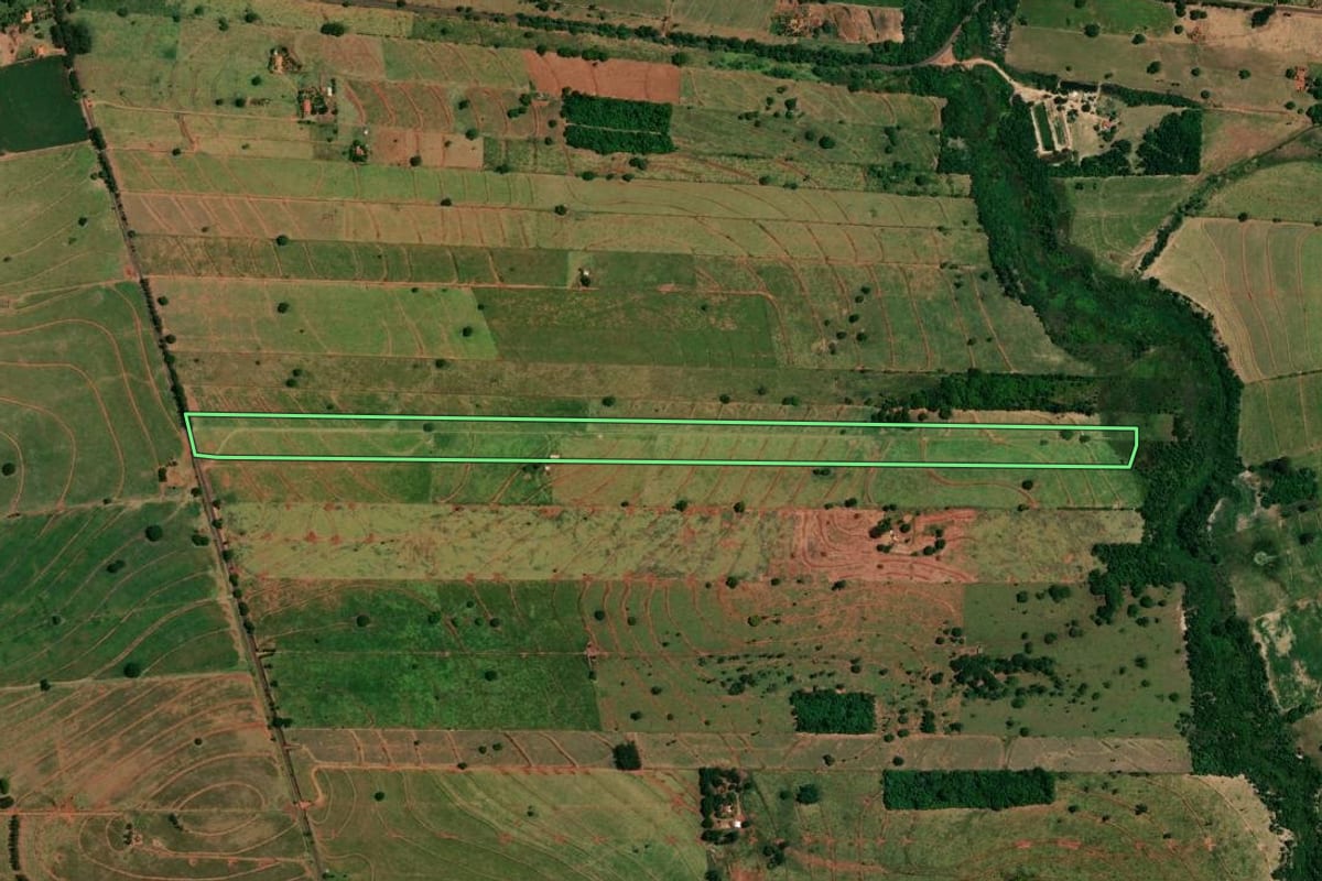Imagem de satélite do imóvel rural em Icaraíma (PR), com o contorno declarado no CAR desenhado por cima.