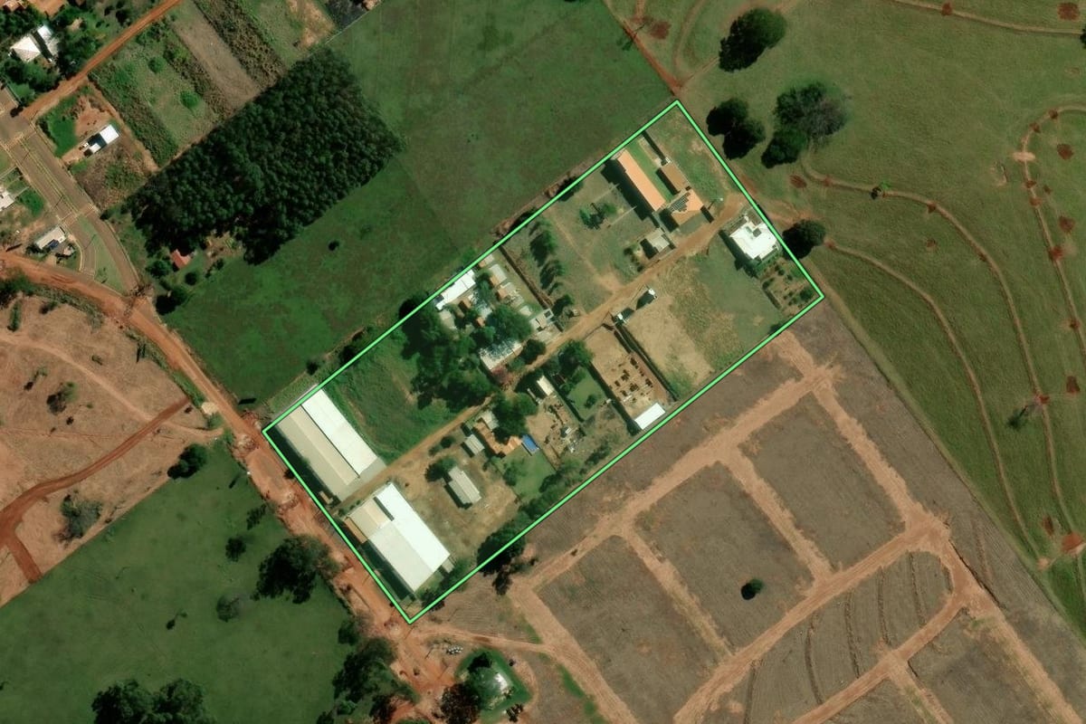 Imagem de satélite do imóvel rural em Icaraíma (PR), com o contorno declarado no CAR desenhado por cima.