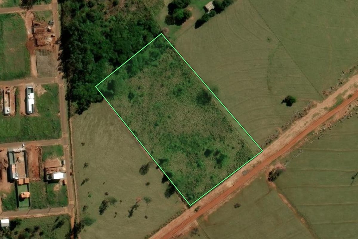 Imagem de satélite do imóvel rural em Icaraíma (PR), com o contorno declarado no CAR desenhado por cima.
