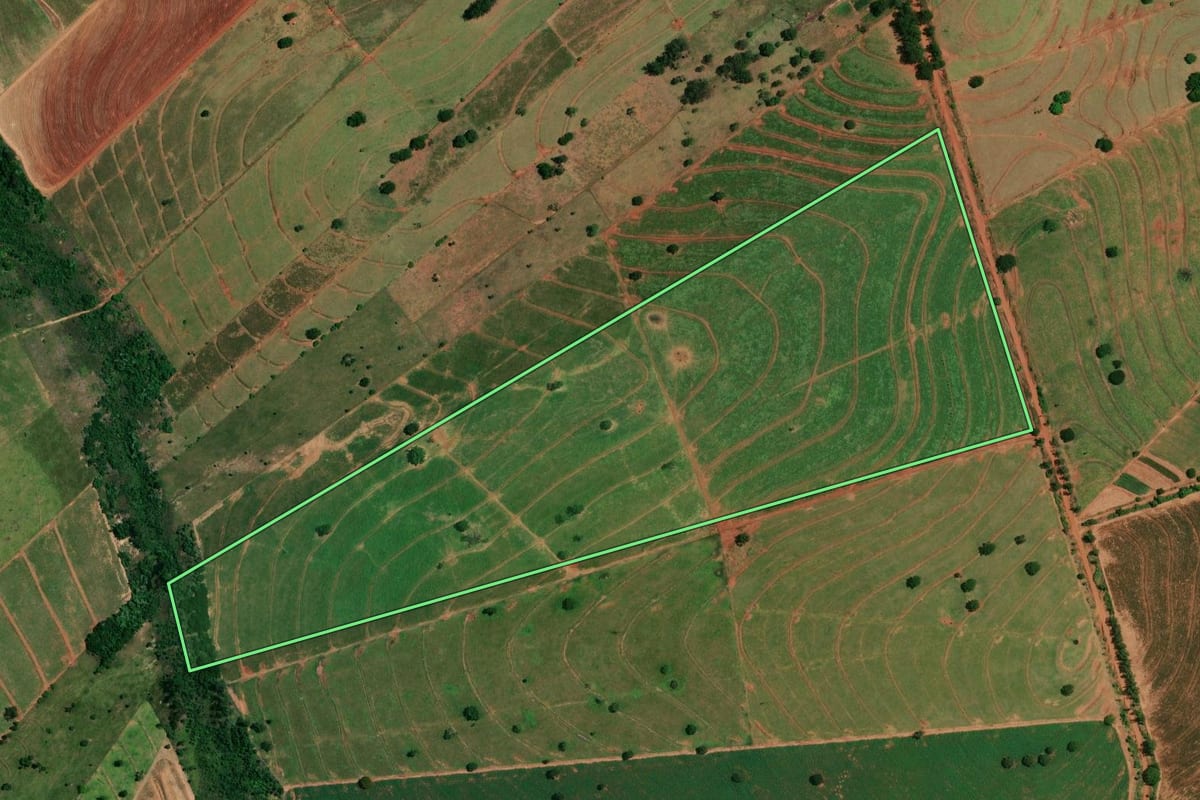 Imagem de satélite do imóvel rural em Icaraíma (PR), com o contorno declarado no CAR desenhado por cima.