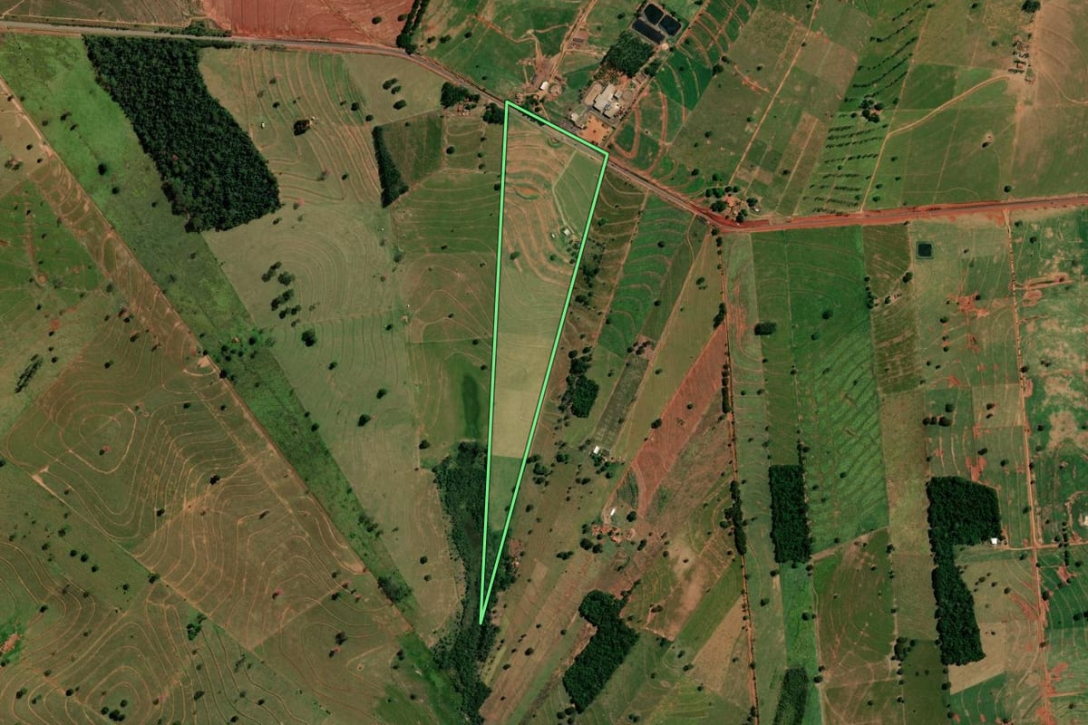 Imagem de satélite do imóvel rural em Icaraíma (PR), com o contorno declarado no CAR desenhado por cima.