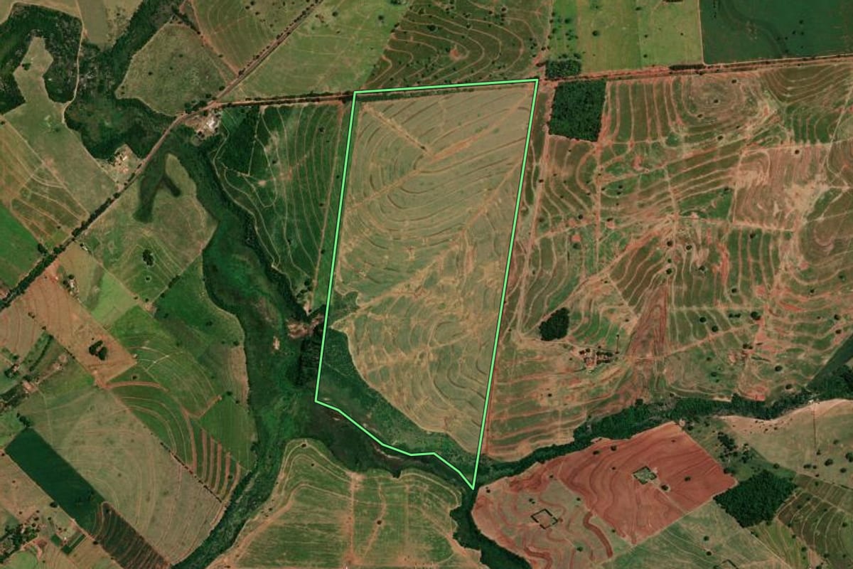 Imagem de satélite do imóvel rural em Icaraíma (PR), com o contorno declarado no CAR desenhado por cima.