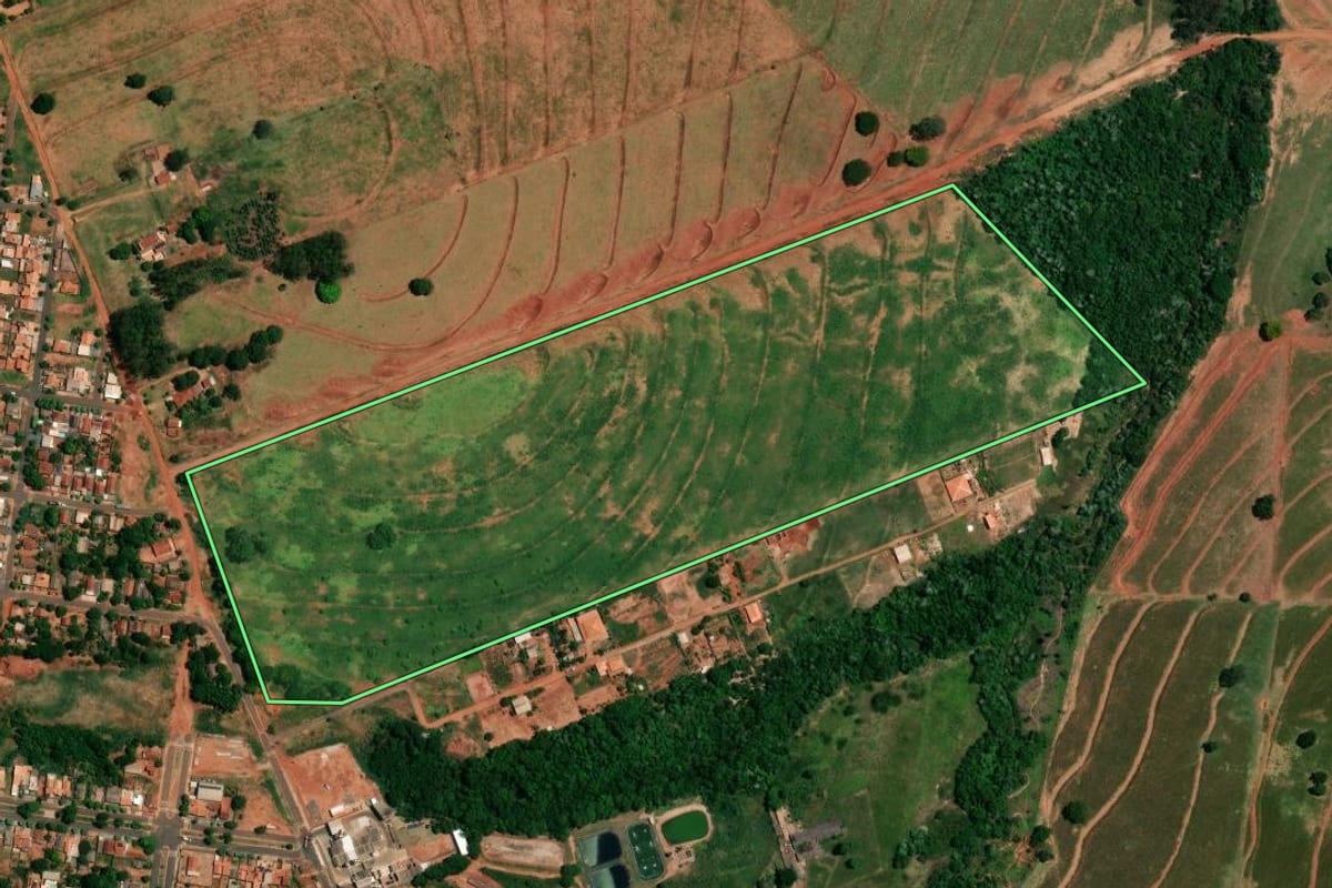 Imagem de satélite do imóvel rural em Icaraíma (PR), com o contorno declarado no CAR desenhado por cima.