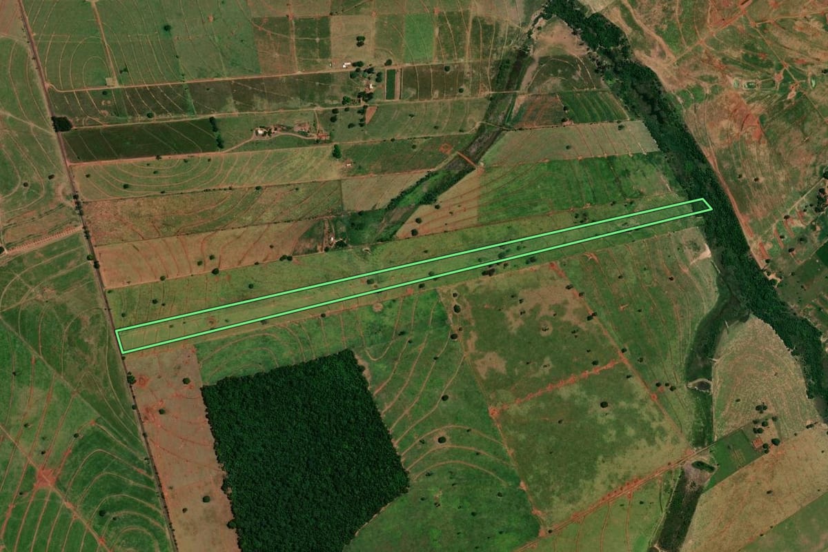 Imagem de satélite do imóvel rural em Icaraíma (PR), com o contorno declarado no CAR desenhado por cima.