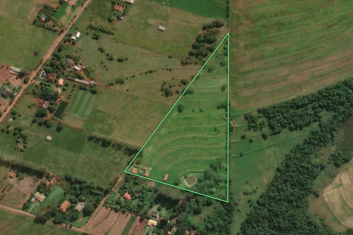 Imagem de satélite do imóvel rural em Iguaraçu (PR), com o contorno declarado no CAR desenhado por cima.