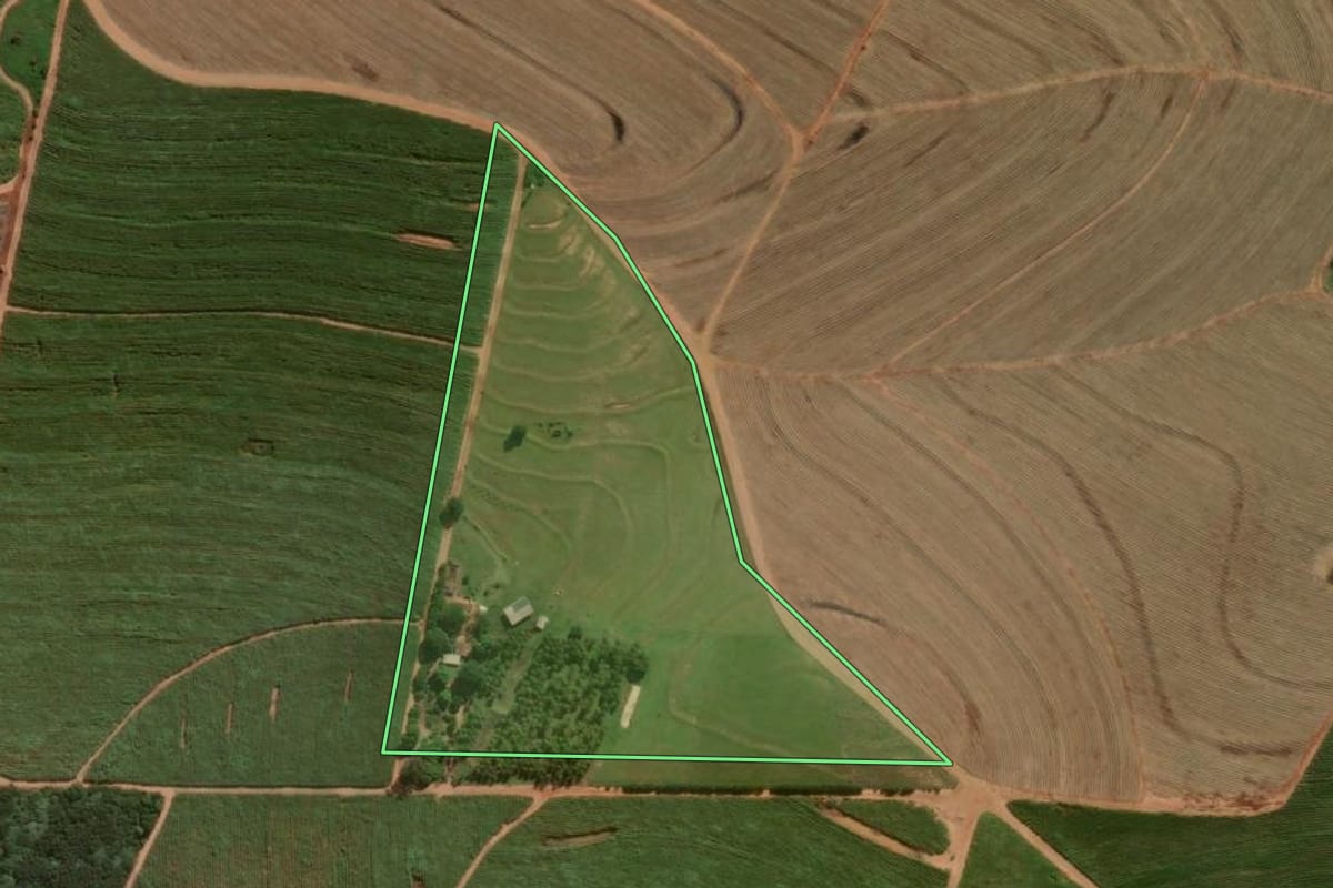 Imagem de satélite do imóvel rural em Iguaraçu (PR), com o contorno declarado no CAR desenhado por cima.