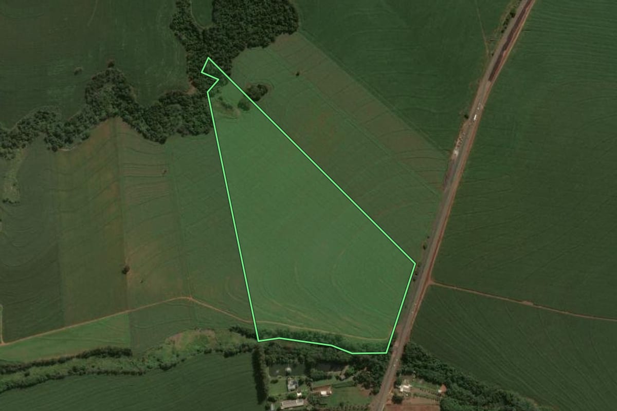 Imagem de satélite do imóvel rural em Iguaraçu (PR), com o contorno declarado no CAR desenhado por cima.