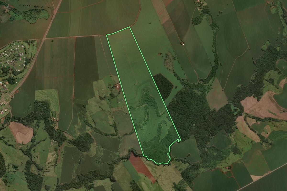 Imagem de satélite do imóvel rural em Iguaraçu (PR), com o contorno declarado no CAR desenhado por cima.