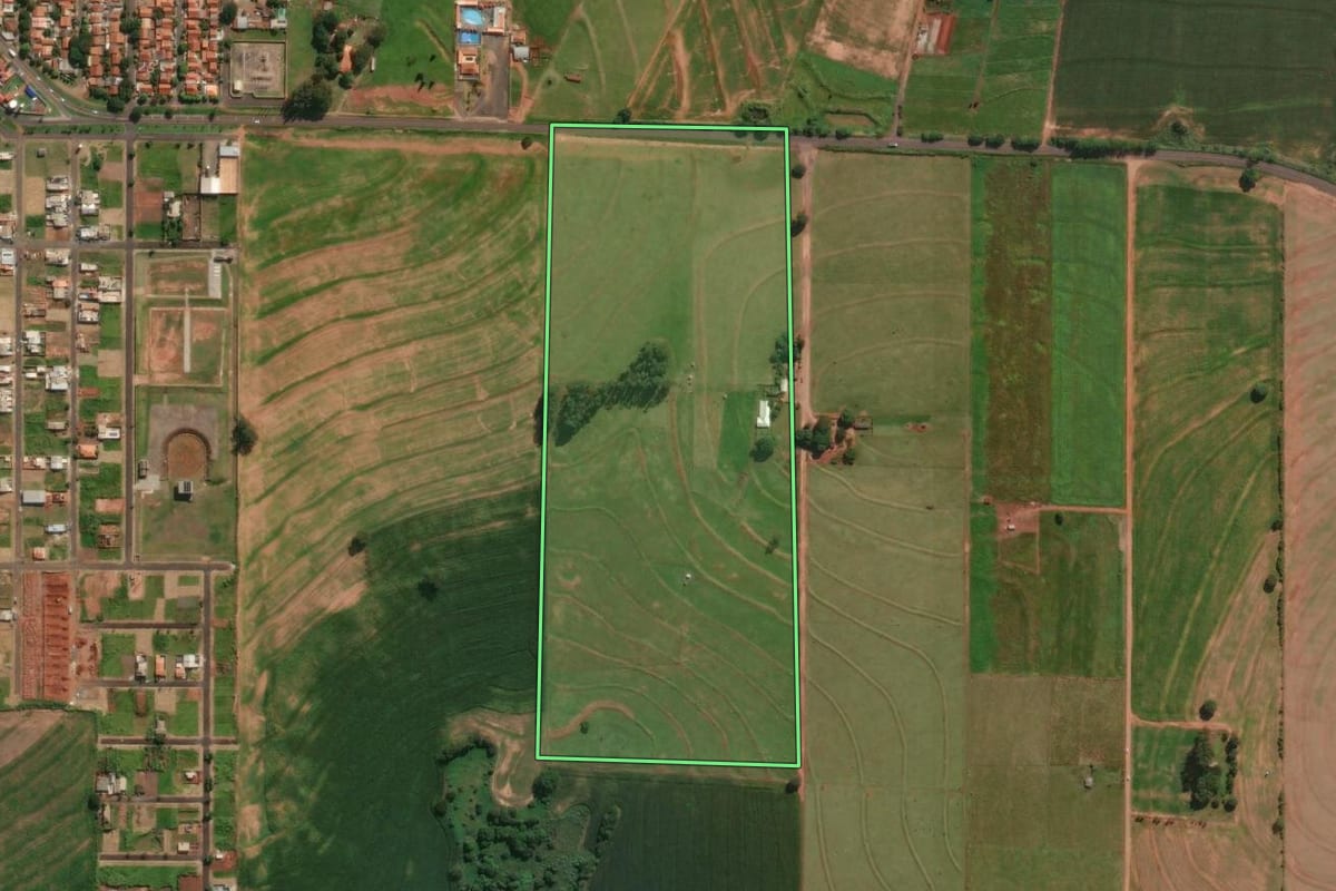 Imagem de satélite do imóvel rural em Iguaraçu (PR), com o contorno declarado no CAR desenhado por cima.