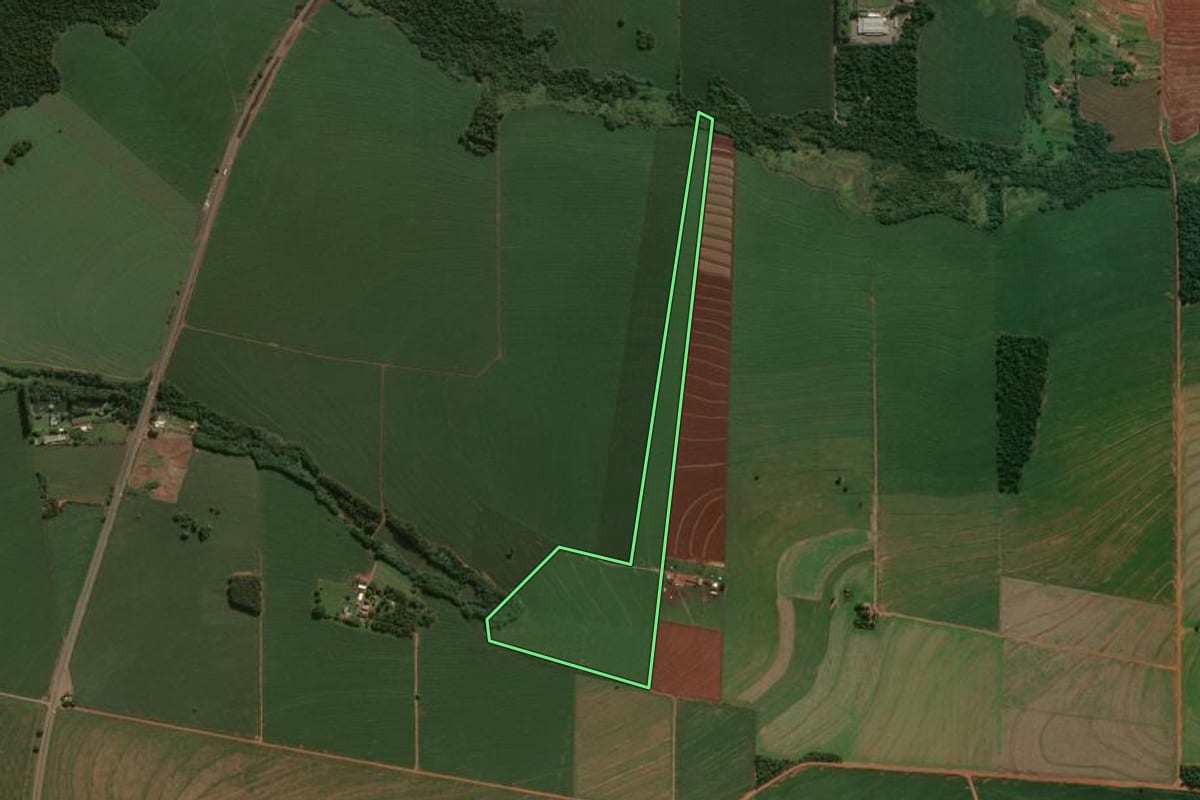 Imagem de satélite do imóvel rural em Iguaraçu (PR), com o contorno declarado no CAR desenhado por cima.