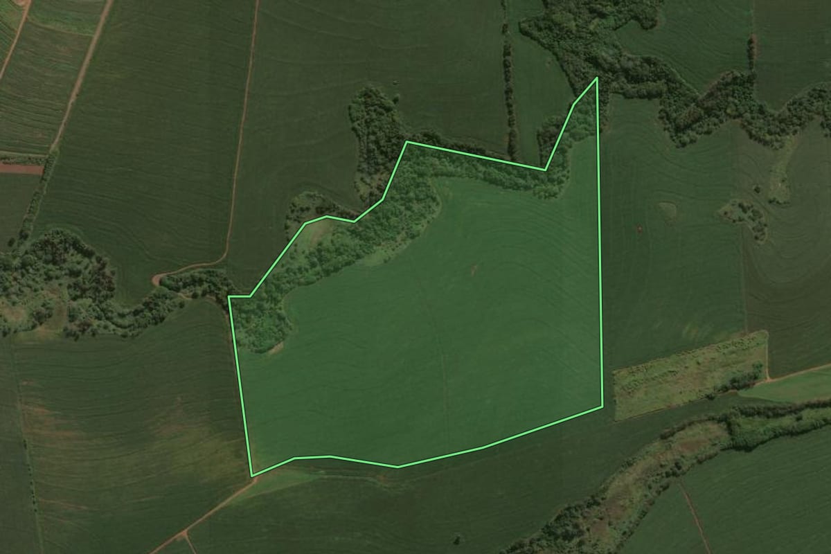 Imagem de satélite do imóvel rural em Iguaraçu (PR), com o contorno declarado no CAR desenhado por cima.