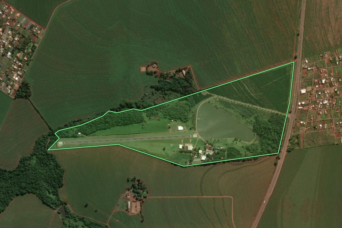 Imagem de satélite do imóvel rural em Iguaraçu (PR), com o contorno declarado no CAR desenhado por cima.