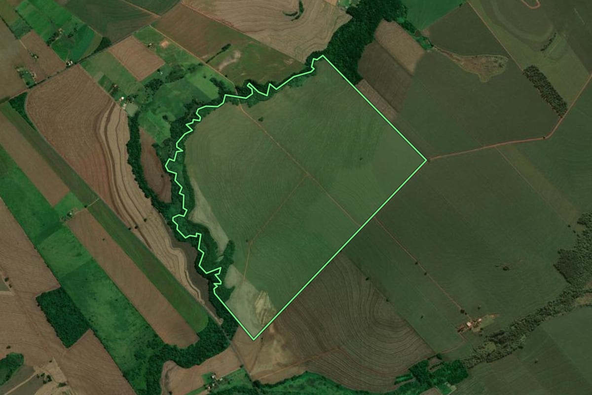 Imagem de satélite do imóvel rural em Iguaraçu (PR), com o contorno declarado no CAR desenhado por cima.