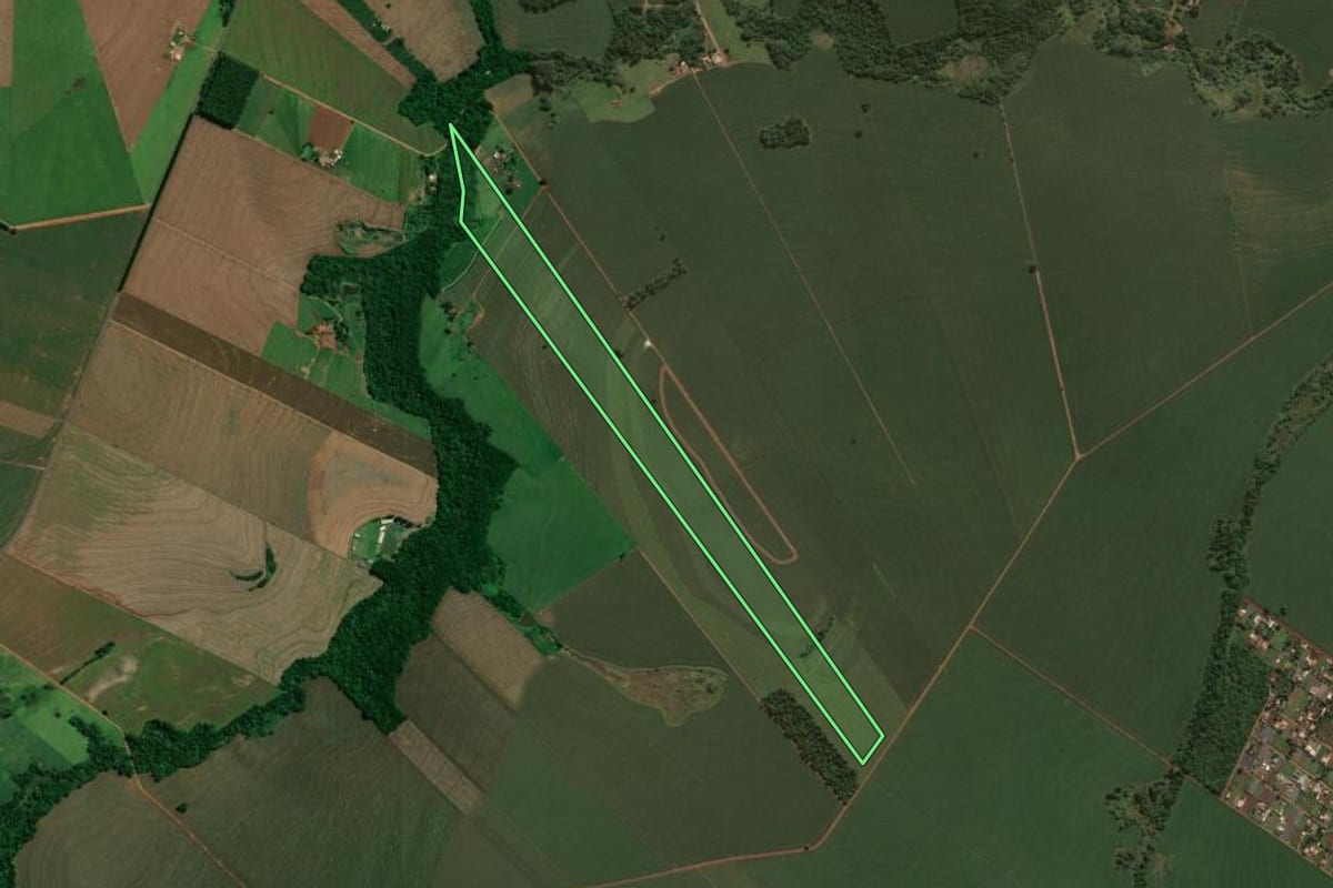 Imagem de satélite do imóvel rural em Iguaraçu (PR), com o contorno declarado no CAR desenhado por cima.