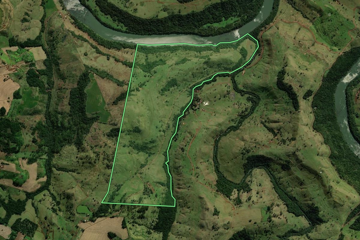 Imagem de satélite do imóvel rural em Iguatu (PR), com o contorno declarado no CAR desenhado por cima.