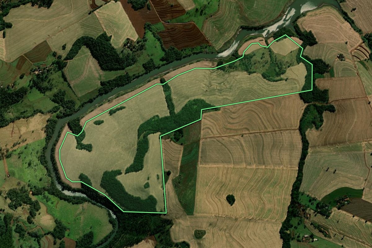 Imagem de satélite do imóvel rural em Iguatu (PR), com o contorno declarado no CAR desenhado por cima.