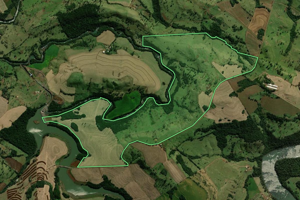 Imagem de satélite do imóvel rural em Iguatu (PR), com o contorno declarado no CAR desenhado por cima.