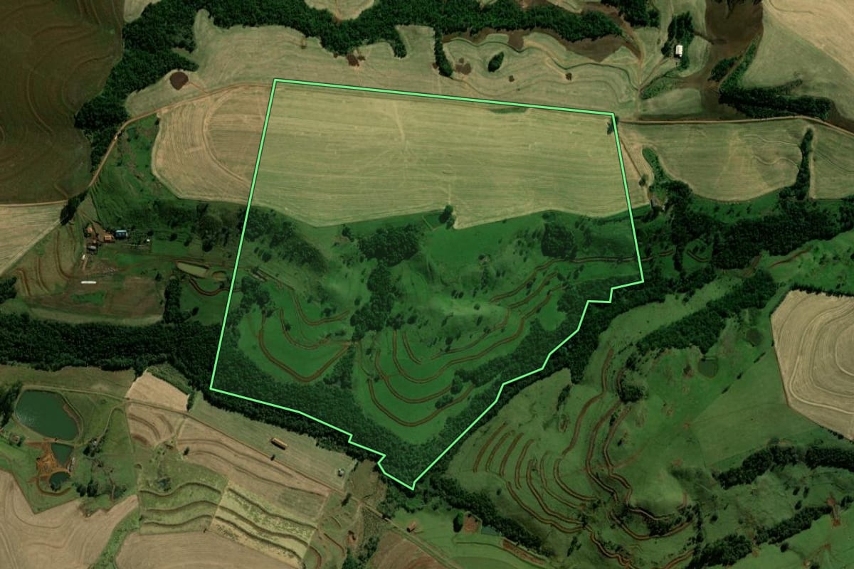 Imagem de satélite do imóvel rural em Iguatu (PR), com o contorno declarado no CAR desenhado por cima.