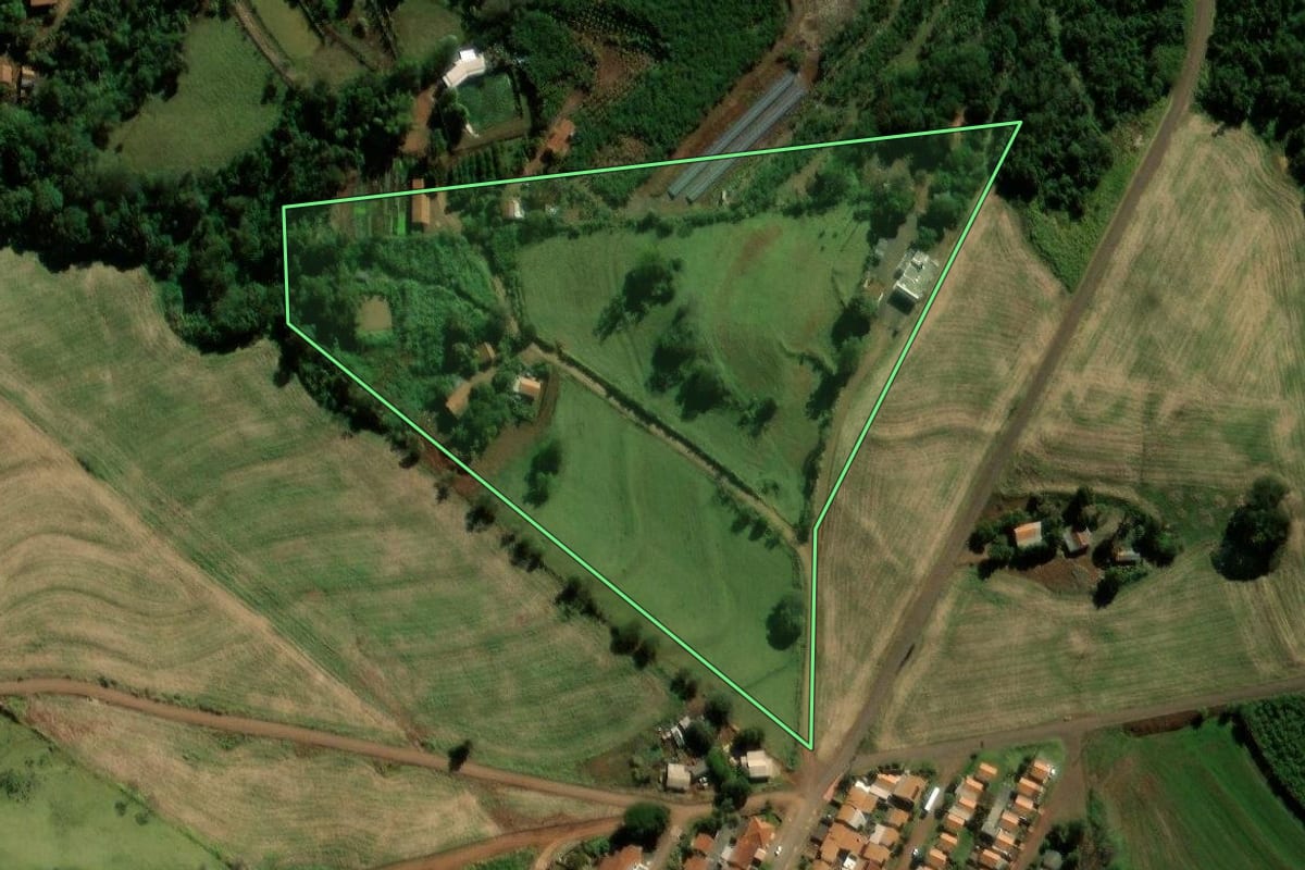 Imagem de satélite do imóvel rural em Iguatu (PR), com o contorno declarado no CAR desenhado por cima.
