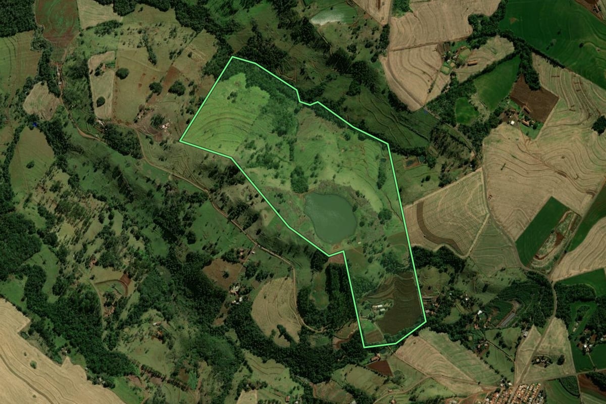Imagem de satélite do imóvel rural em Iguatu (PR), com o contorno declarado no CAR desenhado por cima.