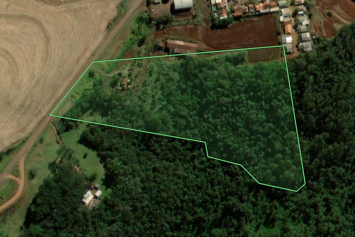 Imagem de satélite do imóvel rural em Iguatu (PR), com o contorno declarado no CAR desenhado por cima.