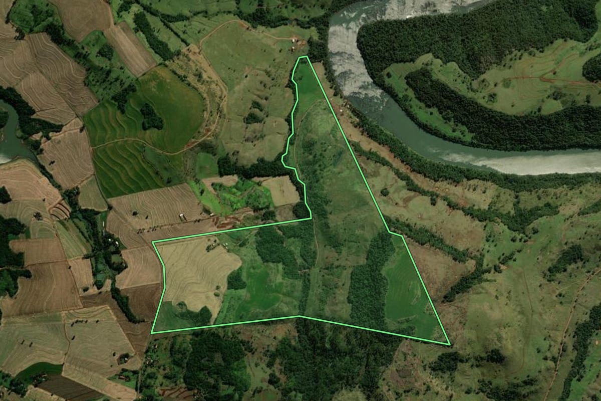 Imagem de satélite do imóvel rural em Iguatu (PR), com o contorno declarado no CAR desenhado por cima.