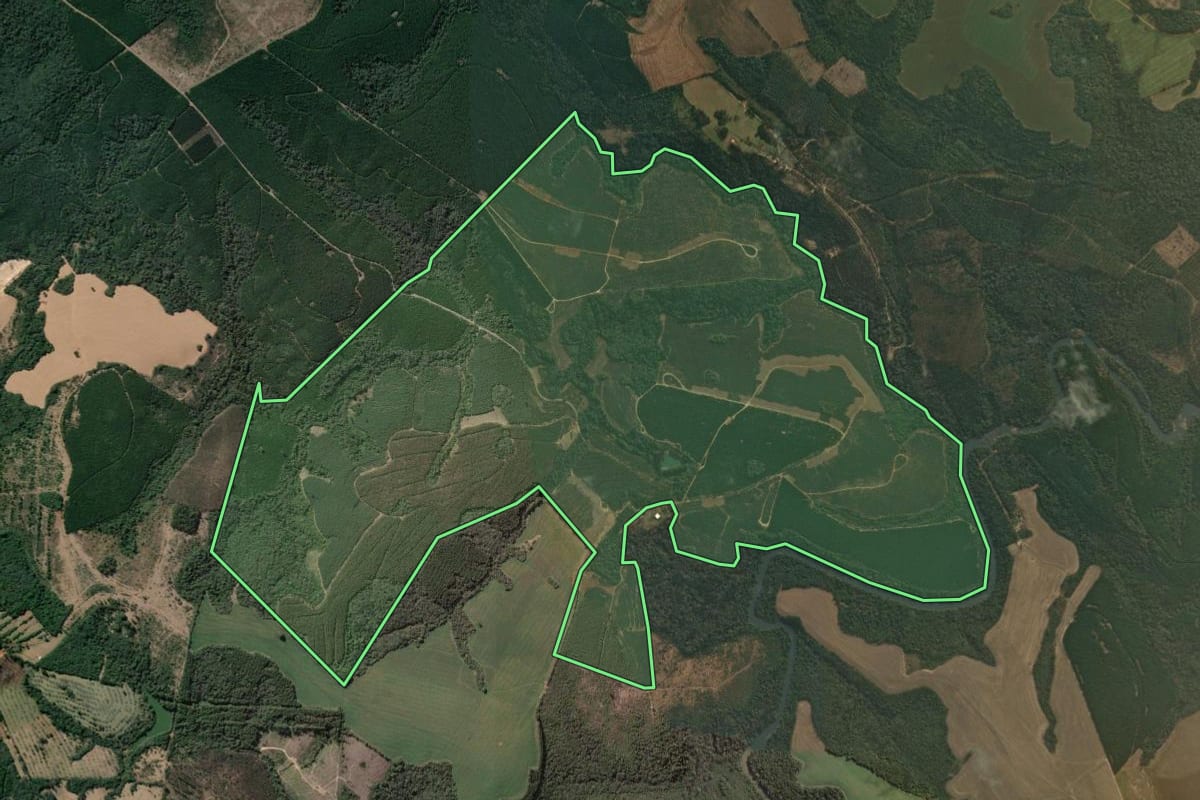 Imagem de satélite do imóvel rural em Imbaú (PR), com o contorno declarado no CAR desenhado por cima.