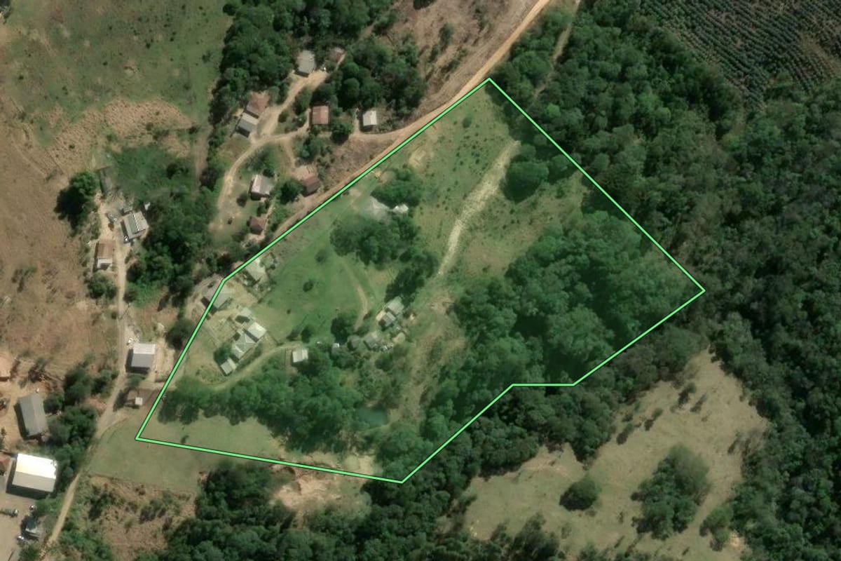 Imagem de satélite do imóvel rural em Imbaú (PR), com o contorno declarado no CAR desenhado por cima.