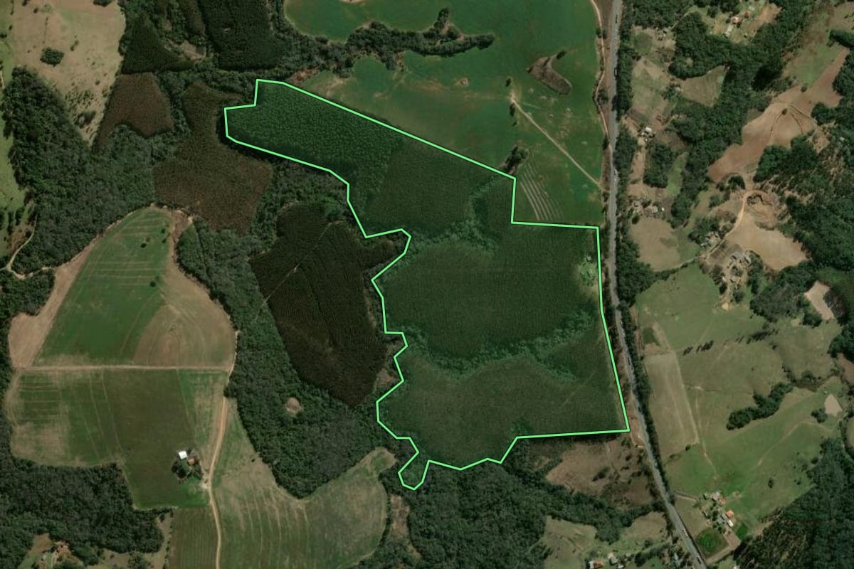 Imagem de satélite do imóvel rural em Imbaú (PR), com o contorno declarado no CAR desenhado por cima.