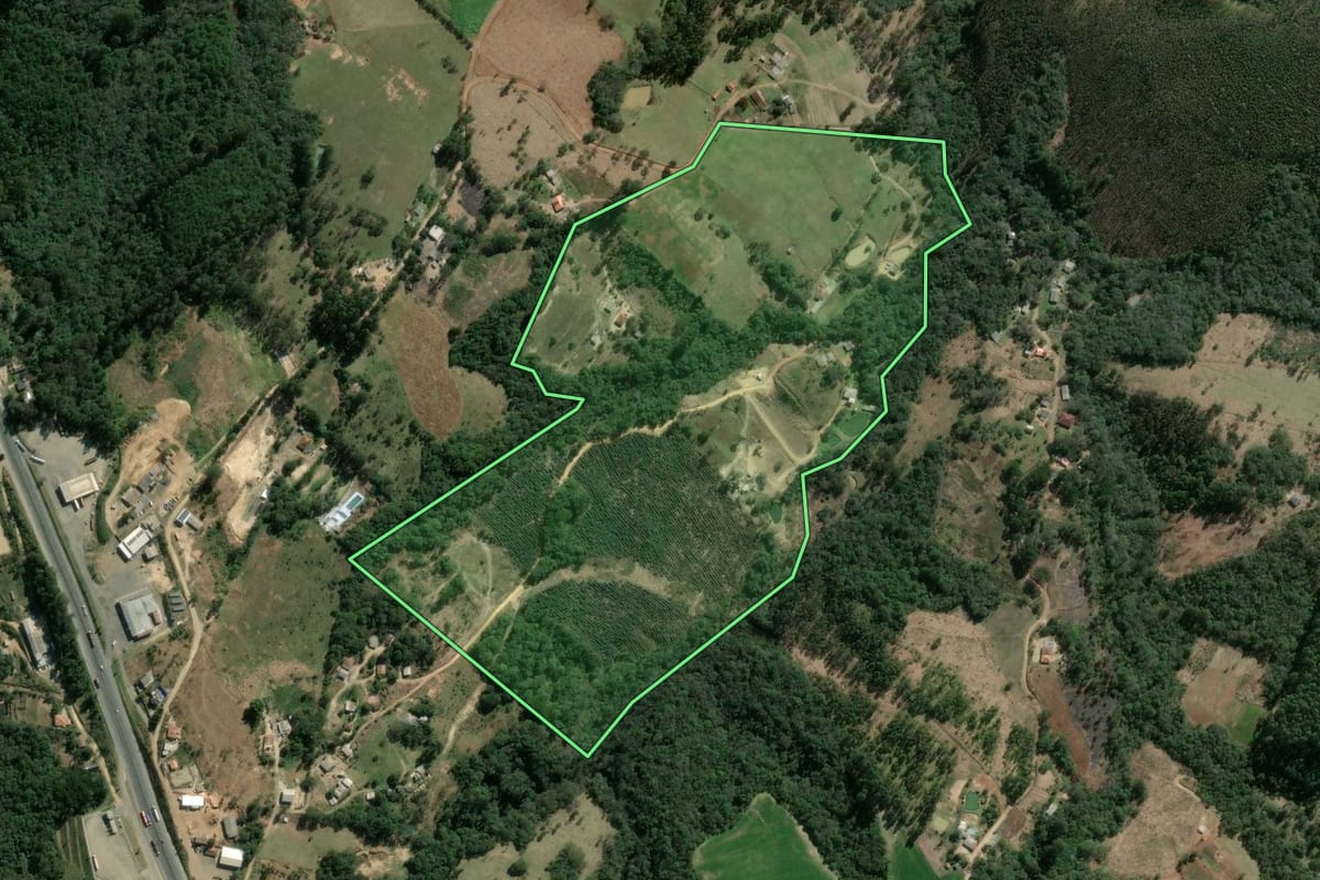 Imagem de satélite do imóvel rural em Imbaú (PR), com o contorno declarado no CAR desenhado por cima.