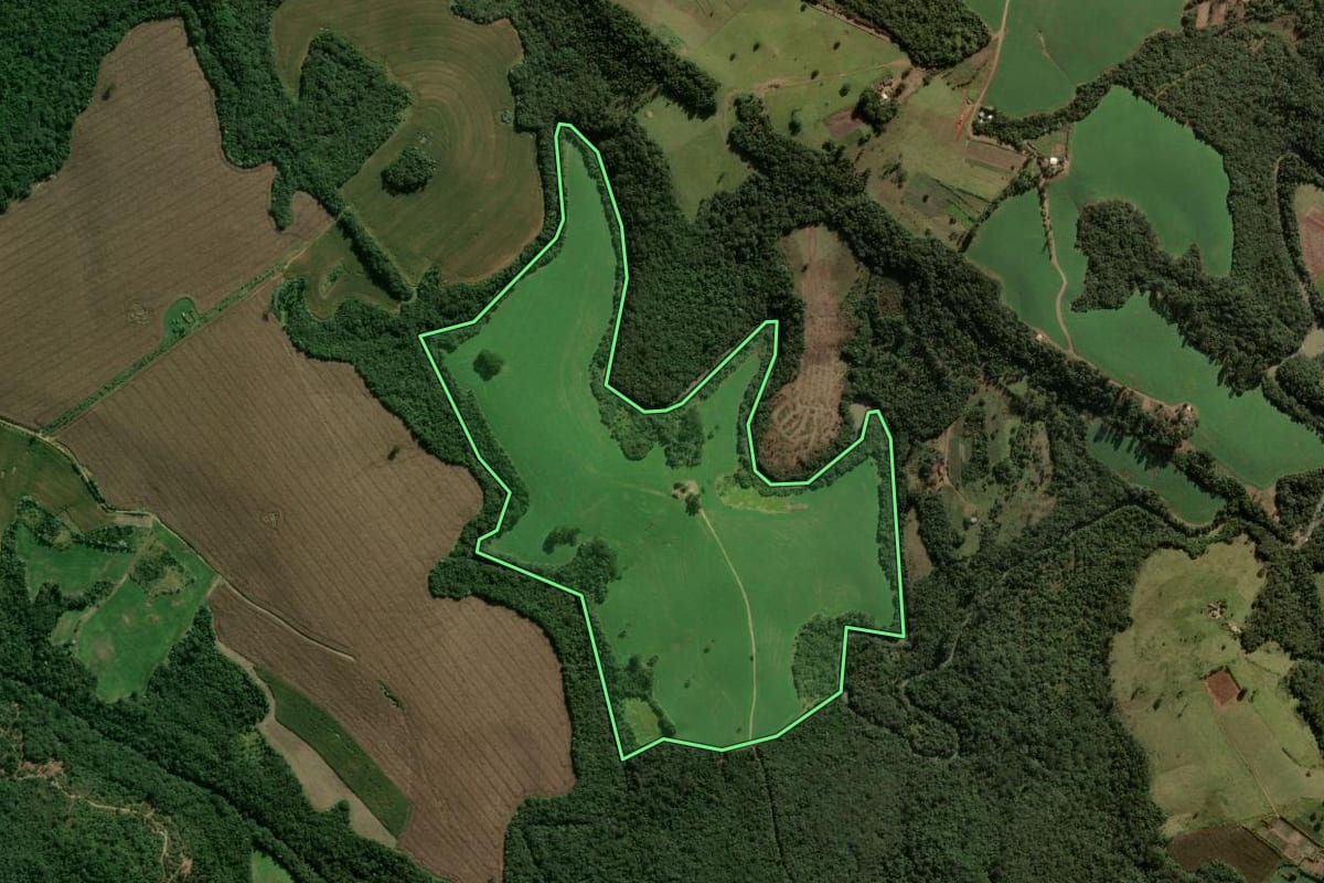 Imagem de satélite do imóvel rural em Imbaú (PR), com o contorno declarado no CAR desenhado por cima.