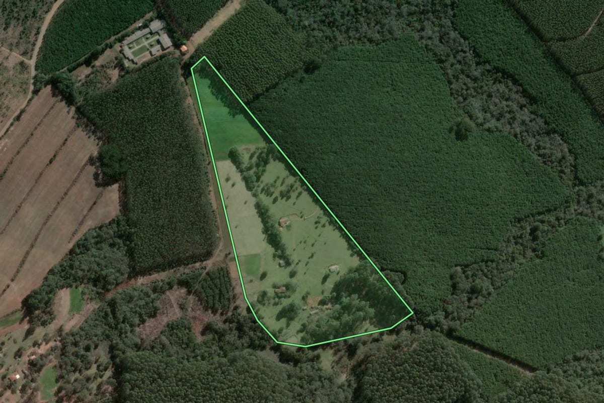 Imagem de satélite do imóvel rural em Imbaú (PR), com o contorno declarado no CAR desenhado por cima.