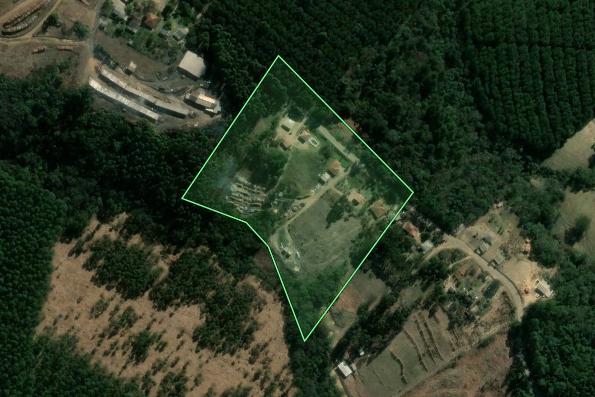 Imagem de satélite do imóvel rural em Imbaú (PR), com o contorno declarado no CAR desenhado por cima.