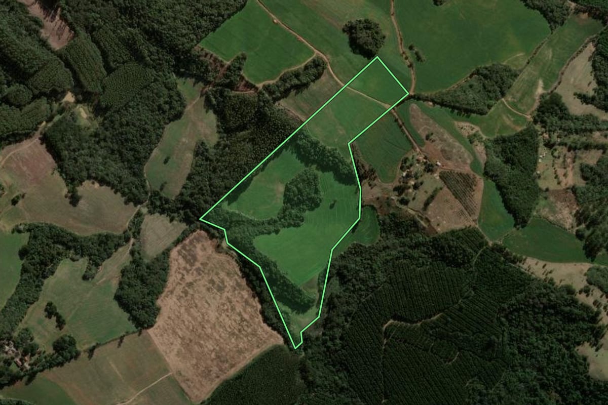 Imagem de satélite do imóvel rural em Imbaú (PR), com o contorno declarado no CAR desenhado por cima.