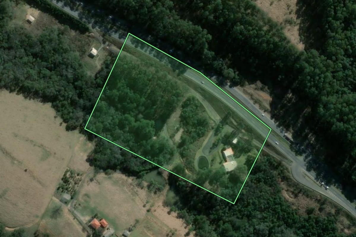 Imagem de satélite do imóvel rural em Imbaú (PR), com o contorno declarado no CAR desenhado por cima.