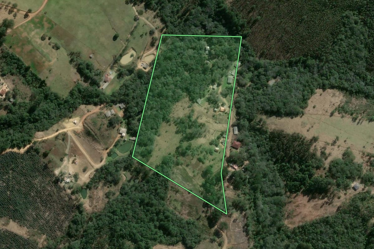 Imagem de satélite do imóvel rural em Imbaú (PR), com o contorno declarado no CAR desenhado por cima.