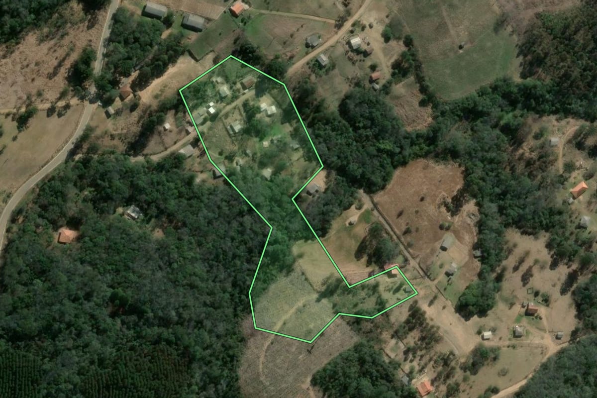 Imagem de satélite do imóvel rural em Imbaú (PR), com o contorno declarado no CAR desenhado por cima.