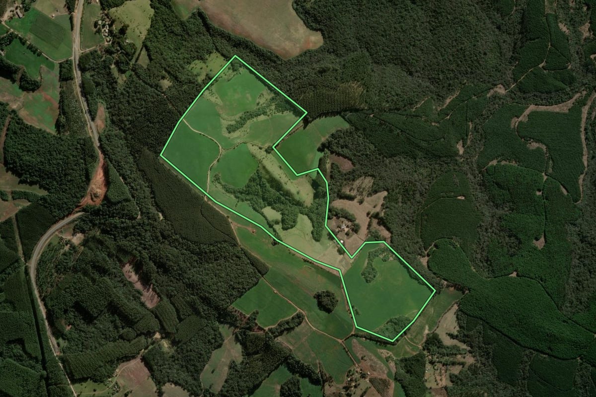 Imagem de satélite do imóvel rural em Imbaú (PR), com o contorno declarado no CAR desenhado por cima.