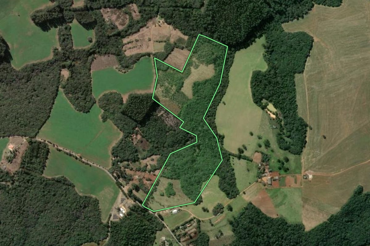 Imagem de satélite do imóvel rural em Imbaú (PR), com o contorno declarado no CAR desenhado por cima.