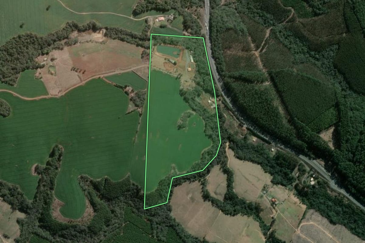 Imagem de satélite do imóvel rural em Imbaú (PR), com o contorno declarado no CAR desenhado por cima.