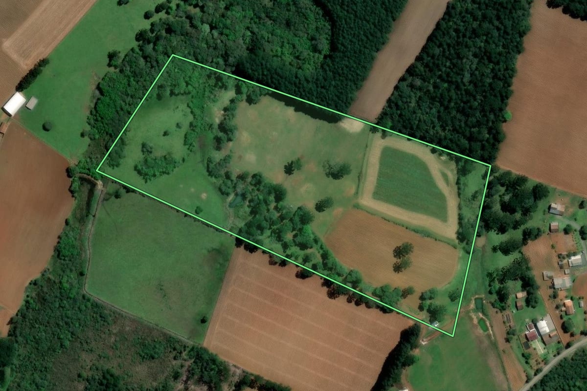 Imagem de satélite do imóvel rural em Imbituva (PR), com o contorno declarado no CAR desenhado por cima.