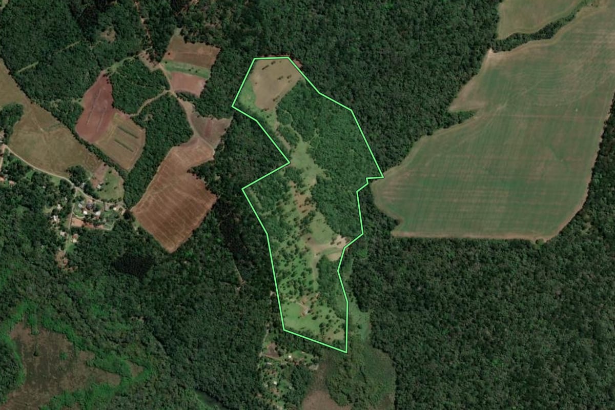 Imagem de satélite do imóvel rural em Imbituva (PR), com o contorno declarado no CAR desenhado por cima.