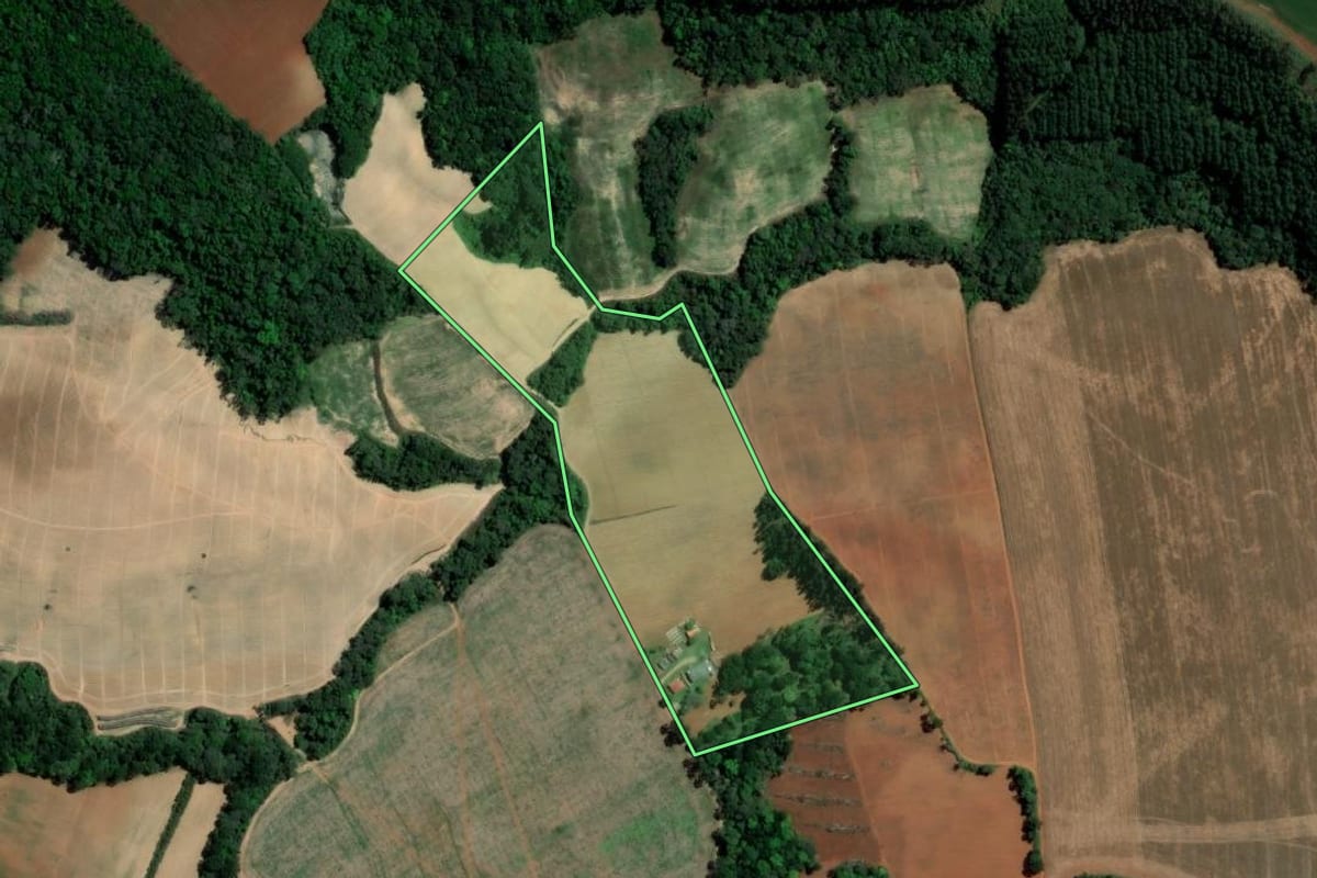 Imagem de satélite do imóvel rural em Imbituva (PR), com o contorno declarado no CAR desenhado por cima.