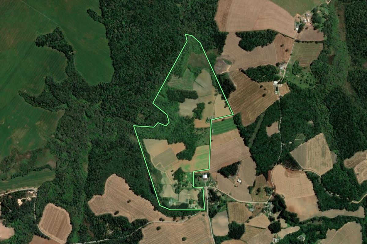Imagem de satélite do imóvel rural em Imbituva (PR), com o contorno declarado no CAR desenhado por cima.