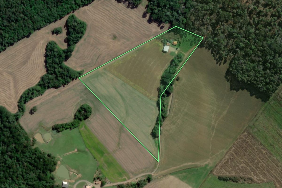 Imagem de satélite do imóvel rural em Imbituva (PR), com o contorno declarado no CAR desenhado por cima.