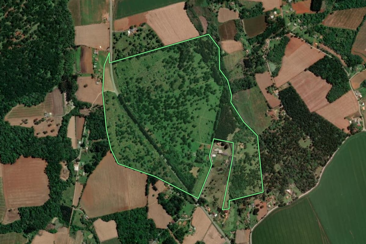 Imagem de satélite do imóvel rural em Imbituva (PR), com o contorno declarado no CAR desenhado por cima.